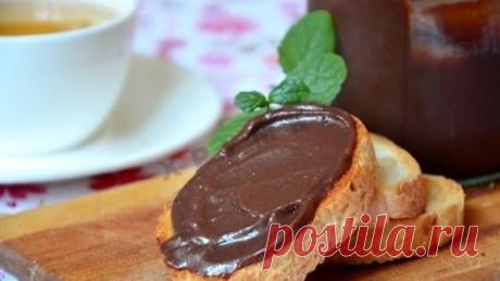 Домашняя Нутелла. 

Ингредиенты:
Молоко — 1 стакан;
мука — 1,5 столовые ложки;
сахар — 1 стакан;
какао — 2 столовые ложки;
сливочное масло — 1 столовая ложка;
молотый грецкий орех — 3 столовые ложки.

Домашняя Нутелла. Пошаговый рецепт
Вскипятите молоко со сливочным маслом.В отдельной емкости перемешайте муку, саха и какаоАккуратно добавляем получившуюся смесь в молоко, непрерывно помешивая.Смесь должна покипеть на маленьком огне 10-12 минут.Охладите, добавьте молотый орех...