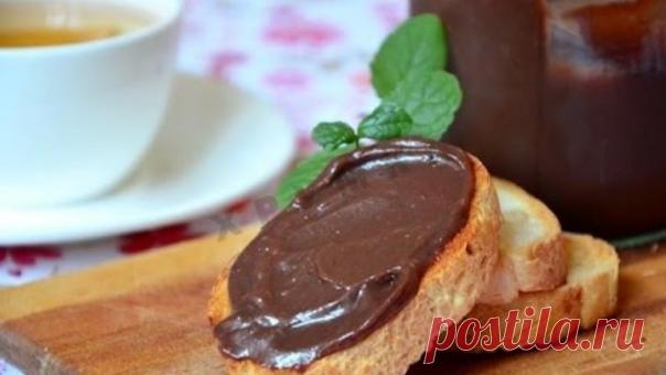 Домашняя Нутелла. 

Ингредиенты:
Молоко — 1 стакан;
мука — 1,5 столовые ложки;
сахар — 1 стакан;
какао — 2 столовые ложки;
сливочное масло — 1 столовая ложка;
молотый грецкий орех — 3 столовые ложки.

Домашняя Нутелла. Пошаговый рецепт
Вскипятите молоко со сливочным маслом.В отдельной емкости перемешайте муку, саха и какаоАккуратно добавляем получившуюся смесь в молоко, непрерывно помешивая.Смесь должна покипеть на маленьком огне 10-12 минут.Охладите, добавьте молотый орех...
