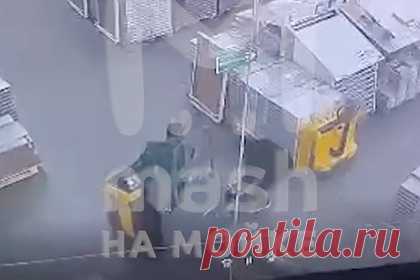 В Петербурге погрузчик в «Леруа Мерлен» сломал мальчику ногу и попал на видео. В Санкт-Петербурге погрузчик в торговом зале «Леруа Мерлен» сбил четырехлетнего мальчика. Позже выяснилось, что ребенка доставили в больницу имени Раухфуса. Медики зафиксировали открытый перелом плюсневой кости и скальпированную рану бедра. По факту случившегося организовали проверку.