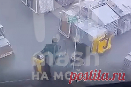 В Петербурге погрузчик в «Леруа Мерлен» сломал мальчику ногу и попал на видео. В Санкт-Петербурге погрузчик в торговом зале «Леруа Мерлен» сбил четырехлетнего мальчика. Позже выяснилось, что ребенка доставили в больницу имени Раухфуса. Медики зафиксировали открытый перелом плюсневой кости и скальпированную рану бедра. По факту случившегося организовали проверку.