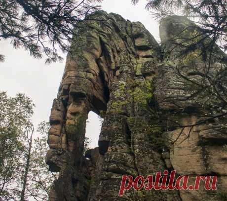 Мегалиты Койского белогорья | Тартария В сентябре 2016 года группа исследователей из Красноярска совершили экспедицию на Койское Белогорье. Для справки: – КОЙСКОЕ БЕЛОГОРЬЕ – горный хребет в системе Восточного Саяна, в верховьях левых притоков реки Кан, и правых притоков реки Мана (бассейн Енисея). Длинна – 40 км. Высота – свыше 1500 м. Сложен метаморфическими породами, прорванными гранитами. Склоны покрыты кедрово-пихтовыми …