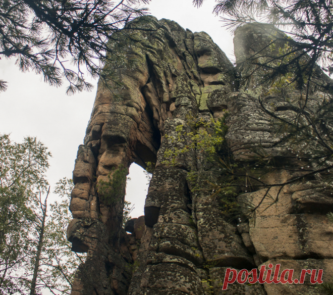 Мегалиты Койского белогорья | Тартария В сентябре 2016 года группа исследователей из Красноярска совершили экспедицию на Койское Белогорье. Для справки: – КОЙСКОЕ БЕЛОГОРЬЕ – горный хребет в системе Восточного Саяна, в верховьях левых притоков реки Кан, и правых притоков реки Мана (бассейн Енисея). Длинна – 40 км. Высота – свыше 1500 м. Сложен метаморфическими породами, прорванными гранитами. Склоны покрыты кедрово-пихтовыми …