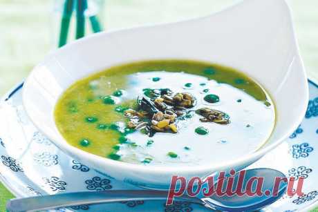 Creamy pea and basil soup