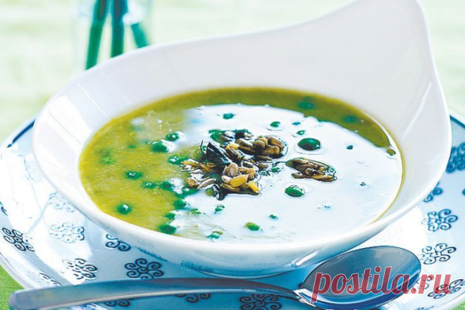 Creamy pea and basil soup