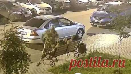 Мужчина в военной форме избил дубинкой лежащего на лавке. В Воронеже мужчина в военной форме избил дубинкой лежащего на лавке человека на улице Ильюшина в жилом комплексе &quot;Озерки&quot;. Об этом сообщает Telegram-канал &quot;Вести Воронеж&quot;. Инцидент произошел вечером 4 июля. Момент ...