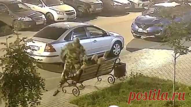 Мужчина в военной форме избил дубинкой лежащего на лавке. В Воронеже мужчина в военной форме избил дубинкой лежащего на лавке человека на улице Ильюшина в жилом комплексе "Озерки". Об этом сообщает Telegram-канал "Вести Воронеж". Инцидент произошел вечером 4 июля. Момент ...
