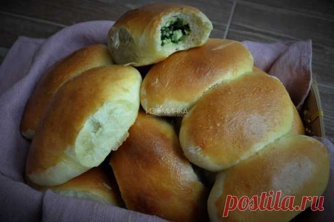 Пирожки с луком и яйцом Вроде бы ничего особенного, но как же я люблю пирожки с яйцом и зеленым луком! Тесто мягкое, нежное. Начинка - сочная, яркая, но не жирная. Благодаря тому, что внутри много лука, пирожки долго не черствеют, остаются практически такими же вкусными, как и в день выпечки. Удобно то, что можно при необходимости добавлять чуть больше или чуть меньше лука и яиц (не оказалось нужного количества яиц - не вопрос, добавим еще зелени, будет немного не так, но ...