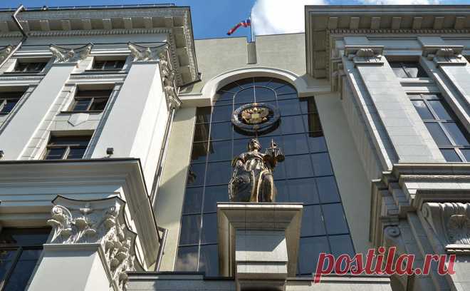 ВС разъяснил право наследницы на пенсию уехавшего на Украину экс-военного. Военный пенсионер уехал на Украину в 2022-м, чтобы посетить могилы родителей, не смог вернуться и умер. Наследница решила получить причитавшиеся ему выплаты. ВС разъяснил, на какую часть суммы она может претендовать