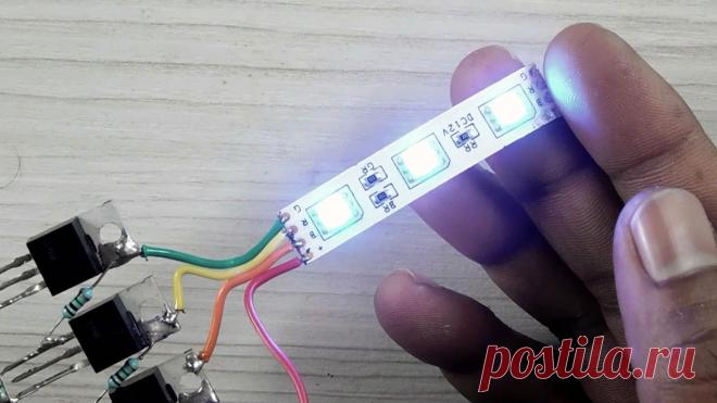 Самый простой контроллер для RGB-ленты на трех транзисторах Для создания эффекта поочередного изменения RGB светодиодов ленты предлагается собрать несложную электронную схему управления. Напряжение с каждого из трех выходов автоколебательного кольцевого мультивибратора поочередно поступает на вход R, G или B полосы светодиодов. В определенный момент времени