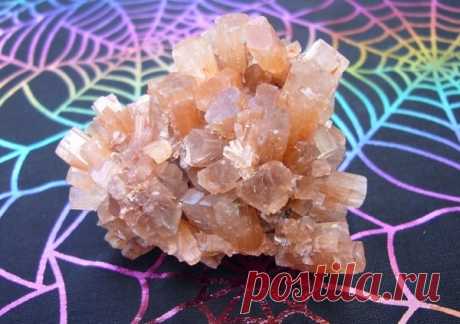 Карбонат кальция — неорганическое химическое соединение, которое представлено в природе такими минералами, как кальцит, арагонит, фатерит. По известности второе место после кальцита занимает арагонит. Он образуется при низких температурах близко к поверхности земли, например, в сталактитовых пещерах. Имеет тот же химический состав, что и кальцит, но различается с ним по структуре. Арагонит твёрже кальцита, его легко узнать по шестигранным призматическим тройникам.