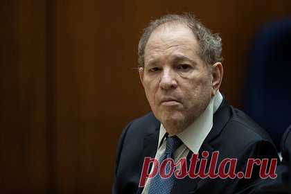 Адвокат Вайнштейна призвал судью улучшить условия содержания продюсера в тюрьме. Адвокат 70-летнего американского кинопродюсера Харви Вайнштейна попросил судью улучшить условия содержания шоумена в тюрьме. По словам юриста, обвиненный в сексуальный домогательствах кинодеятель может умереть до вынесения приговора, если продолжит находиться в «антисанитарной, зловонной» камере.