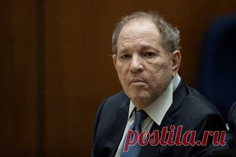 Адвокат Вайнштейна призвал судью улучшить условия содержания продюсера в тюрьме. Адвокат 70-летнего американского кинопродюсера Харви Вайнштейна попросил судью улучшить условия содержания шоумена в тюрьме. По словам юриста, обвиненный в сексуальный домогательствах кинодеятель может умереть до вынесения приговора, если продолжит находиться в «антисанитарной, зловонной» камере.