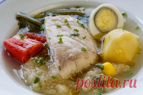 Петух и голова лосося. Как сварить идеальную уху. Разбираемся, как правильно сварить уху, какую рыбу брать, какие овощи класть, как добиться прозрачного бульона.