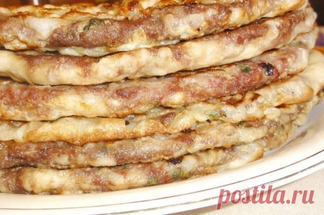 Китайские лепешки с мясом 

 
Ингредиенты для теста: Теплая вода — 240 мл Мука — 400 гр
Ингредиенты для начинки: Мясной фарш — 800 гр Зеленый лук — 1 пучок Чеснок — 4-5 зубчика Соевый соус — 4 ст.л. Оливковое масло — 2 ст.л. И…