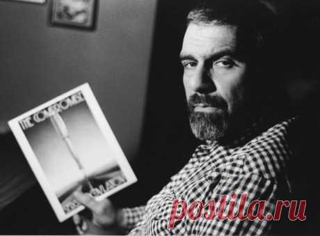 Сергей Донатович Довлатов – советский и американский писатель и журналист, считавшийся в Советском Союзе запрещенным. Но на сегодняшний день сразу четыре произведения автора входят в 100 книг, рекомендованных Министерством образования России для самостоятельного чтения. Довлатов считается самым читаемым советским автором второй половины XХ столетия, а его произведения разобрали на цитаты.