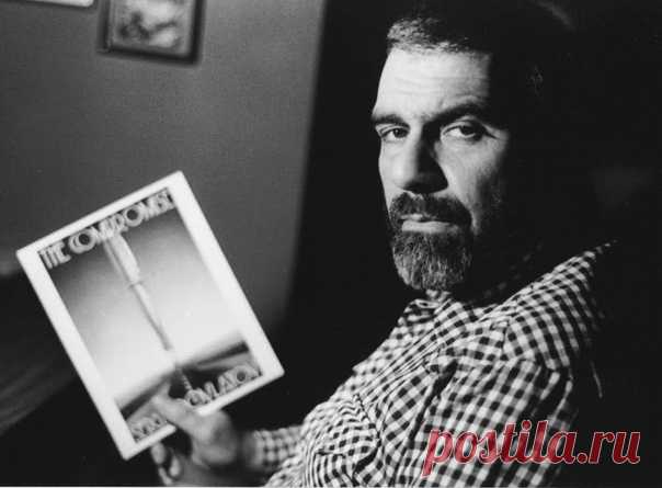 Сергей Донатович Довлатов – советский и американский писатель и журналист, считавшийся в Советском Союзе запрещенным. Но на сегодняшний день сразу четыре произведения автора входят в 100 книг, рекомендованных Министерством образования России для самостоятельного чтения. Довлатов считается самым читаемым советским автором второй половины XХ столетия, а его произведения разобрали на цитаты.