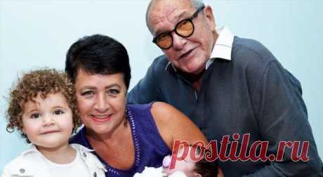 «Молодая и заводная»: Эммануил Виторган показал танцы 58-летней жены в халате с 2-летней дочерью . Милая Я
