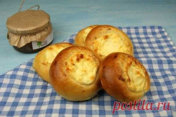 ВАТРУШКИ С ТВОРОГОМ

Основные ингредиенты
Ингредиенты
400 г мука
1 шт.+2 шт.+1 шт.яйца куриные (для теста+для начинки+для смазыв)
1 ст. + 2 ст.л.молоко коровье (для теста+для смазывания)
0,5 ч.л.соль
50 гмасло сливочное
2 ст.л. +1 ст.л.сахар (для теста + для начинки)
10 г или 50 гдрожжи (сухие или живые)
300 гтворог
1 ч.л.ванильный сахар
2 ст.л.сметана
. Процесс приготовления

1 Подготовить ингредиенты.
2 Соединить дрожжи с 1 ст.л. сахара и теплым молоком, перемешать. Дать...