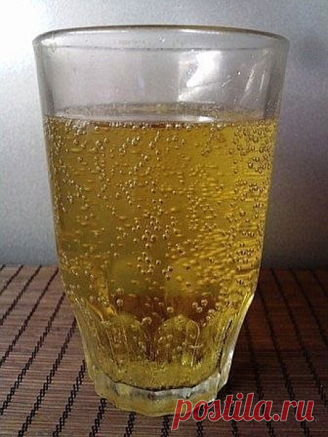 Домашний лимонад

Ингредиенты:
- 1,5 литра сильногазированной минеральной воды
- 1 лимон
- 1 стакан сахара
- 4-5 веточек мяты

Приготовление:
1. Высыпаем стакан сахара в ковшик, ставим на огонь и, помешивая, доводим до расплавления и карамелизации. 
2. Когда сахар приобретет приятный коричневый оттенок, вливаем стакан воды, только будьте осторожны, сахар начнет шипеть и, возможно, брызгаться. 
3. Растворяем карамелизированный сахар в воде, чуть-чуть увариваем, чтобы сахар ...