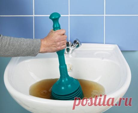 Мгновенно удалить засор в раковине поможет этот простой бабушкин трюк 
Попробуй и убедись в его эффективности!
Каждая хозяйка в своей жизни не раз сталкивалась с проблемой засора в раковине на кухне или в ванной комнате. Когда остатки пищи с посуды или волосы после мыть…