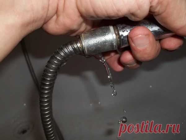 Почему происходит течь в шланге душа и как ее исправить подручными средствами