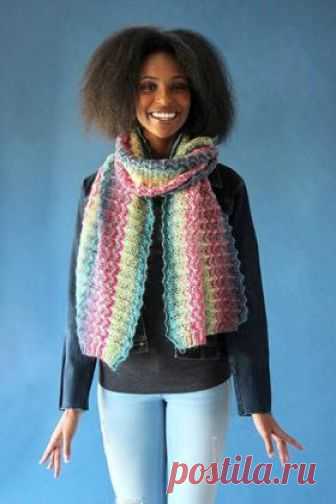 Шарф Призма Яркий женский шарф с ажурным узором, связанный поперек на спицах 3.75 мм из двух оттенкой цветной пряжи. Для вязания этой...