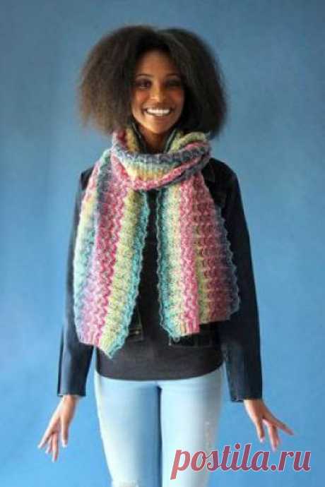 Шарф Призма Яркий женский шарф с ажурным узором, связанный поперек на спицах 3.75 мм из двух оттенкой цветной пряжи. Для вязания этой...