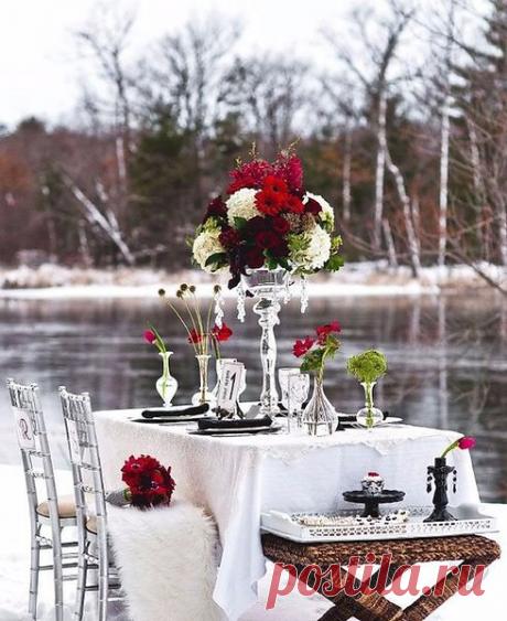 Весь декабрь ЗИМА прогуляла.
Толь в запое была, толь в загуле...
А в итоге- не много, ни мало,
ОСЕНЬ месяц еще в карауле.
И хоть как-то загладить пытаясь
Нерадивость сестрицы ЗИМЫ,
Как могла, ОСЕНЬ вся расстаралась,
Украшая поля и холмы.
Порассыпала льдинок хрустальных.
Передумала, чуть погодя.
И на ветках деревьев печальных,
Поразвесила бусы дождя.
На дорогу- кидала туманы,
В облака- синеватый налет.
И себе улыбнулась упрямо-
Все готово! Иди, Новый год!