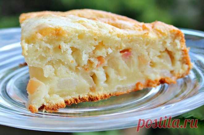 Просто закидываю нарезанные фрукты в форму и заливаю тестом: вкусный, нежный фруктовый пирог за 15 минут | SM.News