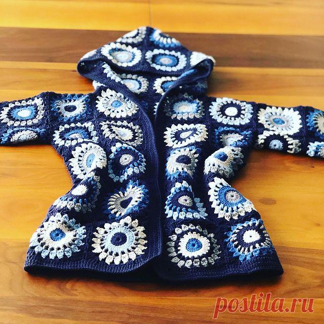 Yeni bir zara hırka daha 😊 bu sefer ceket gibi kısa yaptım ve mavi tonları kullandım. Çok da beğendim, aferin bana 😊
.
.
.

.
#zarahırka #örgühırka #motifhırka #motifhirka #crochetlove #handmade #alizecottongold #kapüşonluhırka #sevgiyleörüyorum #yarnaddict #crochetgoodness #grannysquare
