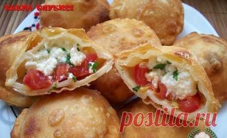 Пирожки бомбочки - лучше чем чебуреки

Они даже вкуснее чебуреков! Хрустящее тесто идеально сочетается с ароматными помидорами, творожной начинкой, чесноком и зеленью, они получаются очень сочными и ароматными! 
Состав:
Тесто:
Мука — 3,5ст
Вода (кипяток) — 1 ст
Раст. масло — 4 ст.л
Сахар — 1 ч.л
Соль — 1 ч.л
Начинка:
Помидоры — 5 шт
Брынза (или творог) — 200 г
Чеснок — 2 зуб
Зелень
Соль
Приготовление:
Предварительно приготовить начинку. Помидоры порезать кружочками. Брынзу...