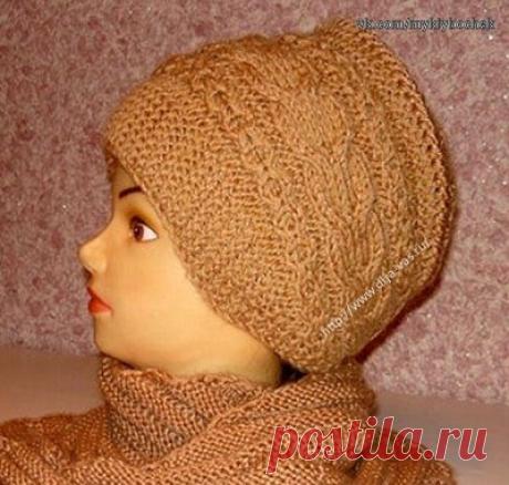 Красивая шапочка-ободок
Автор неизвестен
#вязание #спицами #крючком

От автора:
Связана из пряжи YarnArt merino de luxe  280 м /100 г.,  цвет 511,  50% шерсть 50 % акрил,  спицы № 3.5  и Камтекс «Лотос» 300 м/100 г, 100% акрил, цвет бежевый.

Набираем на спицы 12 петель нитью любого другого цвета, позже мы ее удалим, и будем сшивать ободок шапочки «петля в петлю». 
 
Провязываем первый ряд, назовем его «нулевой» = 1 кромочная, 10 изнаночной, 1 кромочная. 
Поворачиваем вяза...