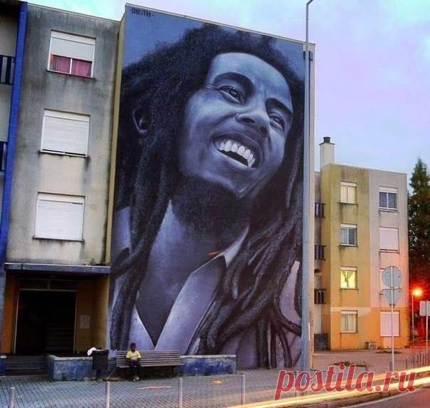 Портрет Боба Марли на стене дома в Португалии