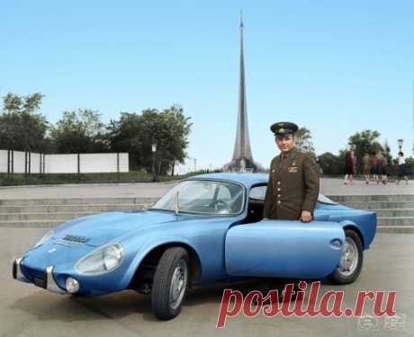 Юрий Гагарин с подаренным ему во Франции автомобилем Matra Bonnet Djet V S Coupé в 1965 году. Реконструкция цвета: художник Ольга Ширнина / klimbim.