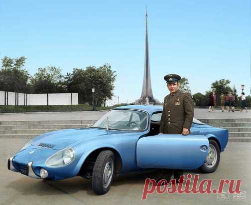 Юрий Гагарин с подаренным ему во Франции автомобилем Matra Bonnet Djet V S Coupé в 1965 году. Реконструкция цвета: художник Ольга Ширнина / klimbim.