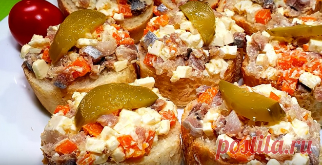 Бутерброды с вкусной начинкой: сметут со стола первыми! Бутерброды с вкусной начинкой – это шикарная закуска для любого стола, приготовленная из самых простых и доступных каждому продуктов. Она с любого стола сметается первой – проверено годами. Как вы понимаете, рецепт не новый – он из старой маминой тетрадки, но при этом не потерял своей актуальности и привлекательности.