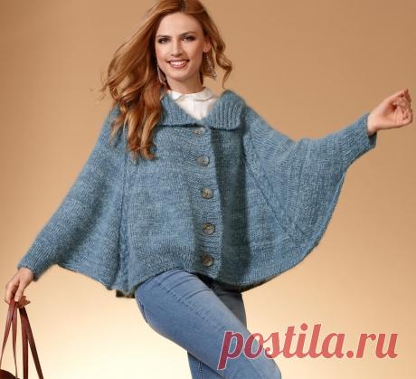 ​Кейп с отложным воротником Женственный и элегантный кейп с отложным воротником и застежкой на пуговицы. Тонкая деталь &mdash; косы, отделяющие линию рукава от спинки и полочек. Нравится публикация и хотите видеть описания кейпов почаще? Дайте нам знать!