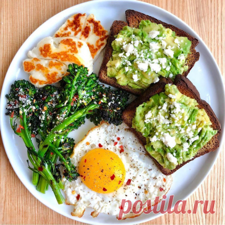 Популярные продукты на завтрак, от которых лучше отказаться

1. Яичница с беконом

Регулярное употребление на завтрак яичницы с беконом может привести к сердечно-сосудистым заболеваниям. В таком сочетании продуктов содержится большое количество насыщенных жиров и холестерина.

Совет: замени яичницу с беконом на омлет. К такому блюду можно добавить зелень, помидоры, брокколи и другие овощи.

2. Тосты из белого хлеба с аппетитной корочкой

Сам по себе белый хлеб не очень пит...