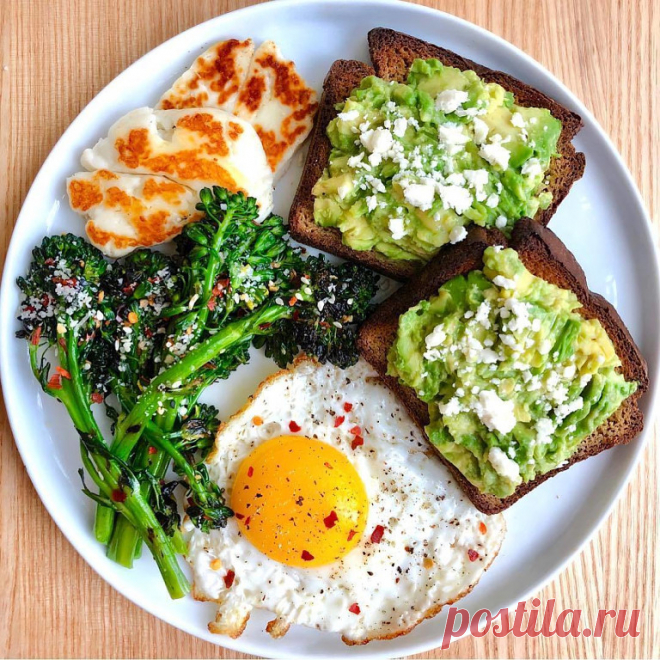 Популярные продукты на завтрак, от которых лучше отказаться

1. Яичница с беконом

Регулярное употребление на завтрак яичницы с беконом может привести к сердечно-сосудистым заболеваниям. В таком сочетании продуктов содержится большое количество насыщенных жиров и холестерина.

Совет: замени яичницу с беконом на омлет. К такому блюду можно добавить зелень, помидоры, брокколи и другие овощи.

2. Тосты из белого хлеба с аппетитной корочкой

Сам по себе белый хлеб не очень пит...