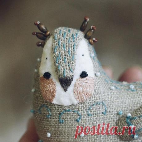 доброго дня🌿 хороший день, чтобы сшить пару птичек) #handmade #ручная работа #птичка #вышивка #вышивкабисером #bird #workplace #embroidery