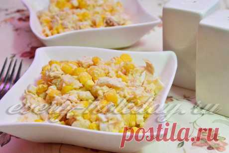 Салат с куриной грудкой и кукурузой Простой, из доступных ингредиентов, вкусный и нарядный салат с куриной грудкой и кукурузой приятно разнообразит ваше праздничное меню.
