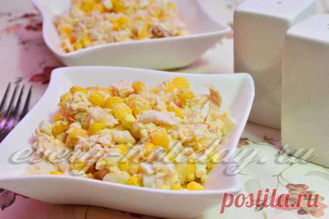 Салат с куриной грудкой и кукурузой Простой, из доступных ингредиентов, вкусный и нарядный салат с куриной грудкой и кукурузой приятно разнообразит ваше праздничное меню.