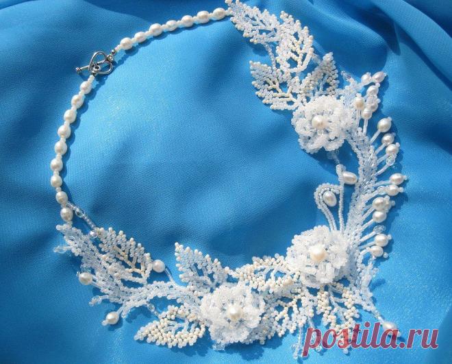 Бисер это один из самых интересных объектов рукоделия для начинающих мастериц. С помощью незамысловатых бусин можно создать столько всего интересного и необычного, но, пожалуй, главными изделиями из бисера считаются разнообразные украшения, которые с удовольствием выполняют как начинающие, так и умелые мастерицы.