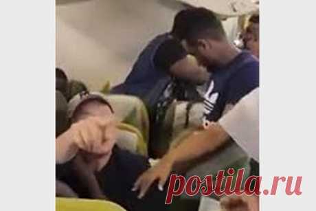 Пойманный на воровстве пассажир самолета устроил скандал и попал на видео. Пассажир Ethiopian Airlines попался на воровстве у спящего попутчика и устроил скандал в самолете. Очевидцы заметили, что гражданин Китая попытался украсть деньги у сидящего рядом пассажира. Мужчине сделали замечание, после чего многие из попутчиков столпились у его кресла и начали требовать вернуть деньги.