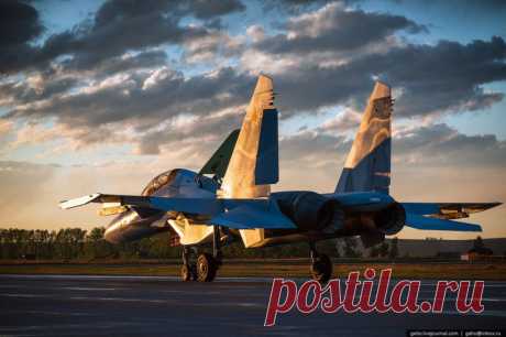 Су-30СМ адаптирован под требования российских ВВС в части систем радиолокации, радиосвязи и государственного опознавания. Вот некоторые его технические характеристики: практический потолок - 16 300 м, максимальная дальность полета - 3000 км, максимальная скорость - 2125 км/ч.