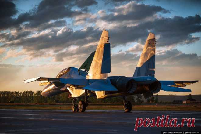 Су-30СМ адаптирован под требования российских ВВС в части систем радиолокации, радиосвязи и государственного опознавания. Вот некоторые его технические характеристики: практический потолок - 16 300 м, максимальная дальность полета - 3000 км, максимальная скорость - 2125 км/ч.