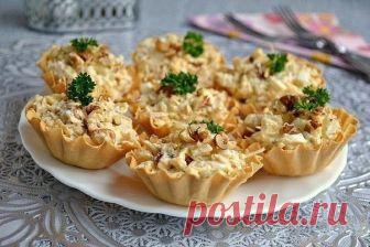Салат с курицей и ананасом в тарталетках. Филе куриное (отварное) — 200 г; Ананас консервированный — 200 г; Сыр твердый — 70 г; Чеснок — 1-2 зуб.; Орехи грецкие (ядрышки) — 30 г; Соль, перец свежемолотый черный (по вкусу) ; Яйца вареные — 2 ш…