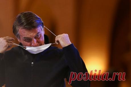 Президент Бразилии отказался от прививки против COVID-19. Президент Бразилии Жаир Болсонару отказался делать прививку против коронавируса. Отказ от вакцинации бразильский лидер мотивировал тем, что и так имеет достаточно антител, чтобы противостоять COVID-19. По словам Болсонару, вакцина скорее отрицательно скажется на его иммунитете.