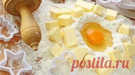 7 видов теста на все случаи жизни. Настоящая находка для каждого кулинара!
1. Песочное тесто
Ингредиенты:
● 2 ст. муки;
● 150 г сливочного масла;
● 1/2 ст. сахара;
● ванилин по вкусу;
● щепотка соли.
Приготовление:
Смешай сахар, соль, ванилин и муку. Затем добавь к ним охлажденное и нарезанное кубиками масло. Все ингредиенты перетри до консистенции хлебных крошек. К полученной массе постепенно добавь жидкость и быстро, но плавно замеси тесто. Не допускай, чтобы растаяло масло. После этого сформи