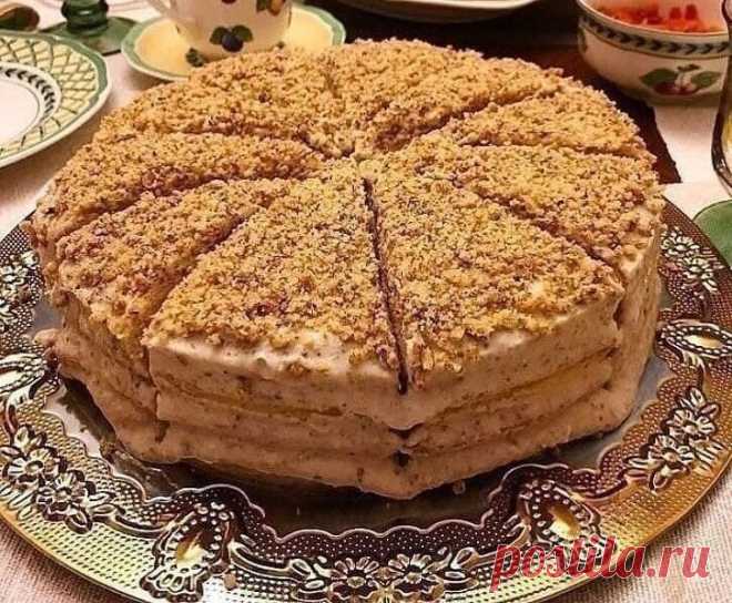Сметанник. Один из самых вкусных тортиков!!!
Отличный и очень вкусный рецепт 
(сметана должна быть жирной, от 25% и выше)
Перемешать 250 гр сметаны, 250 гр сахарного песка и 1 чайн. ложку соды (без горки). Добавить 3 стакана муки (примерно) и замесить тесто, долго не месить, оно должно быть не очень твёрдым.
Разделить тесто на 5-6 кусочков. Раскатать первый кусочек в круглый корж и вырезать ровный круг (если нет специальной формы, то можно крышкой от кастрюли или сковородк...